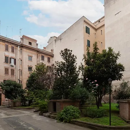 Guesthost - Lungotevere And Bright Rom
