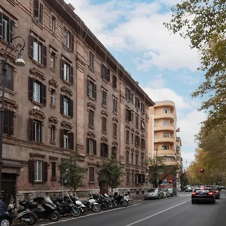 Guesthost - Lungotevere And Bright Rom